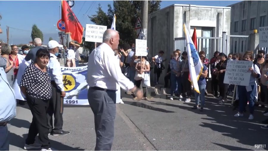 VIDEO/ Punonjësit e fabrikës në Tiranë protestojnë për pagat