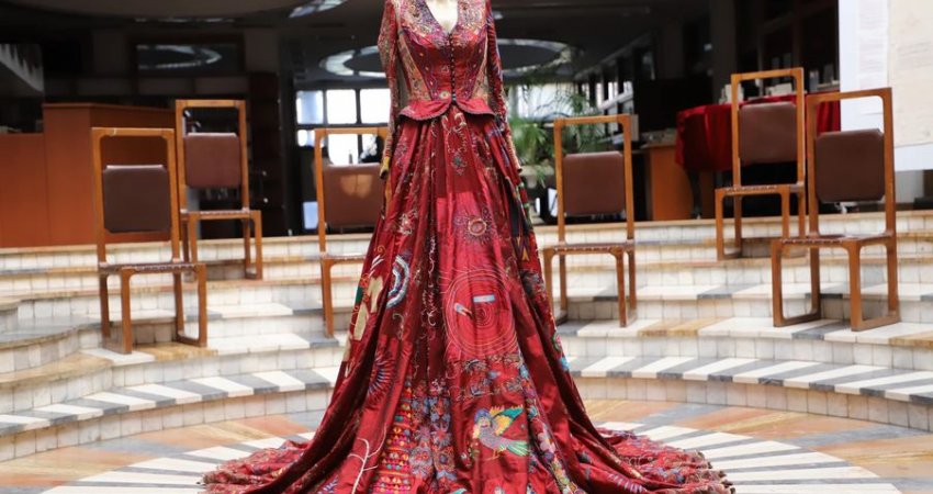 Hapet ekspozita “Red Dress” në Bibliotekën Kombëtare të Kosovës