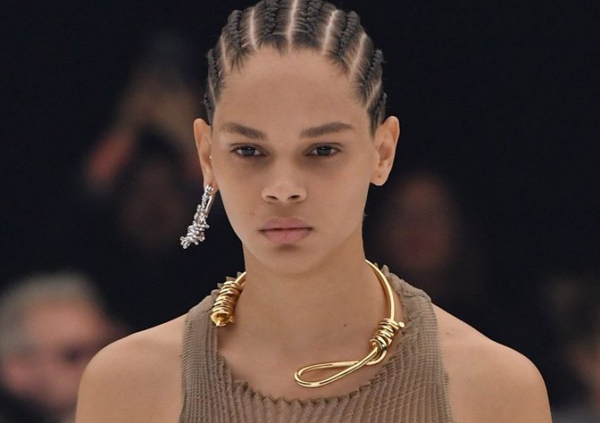 Givenchy kritikohet për gjerdanin me lak në Javën e Modës në Paris