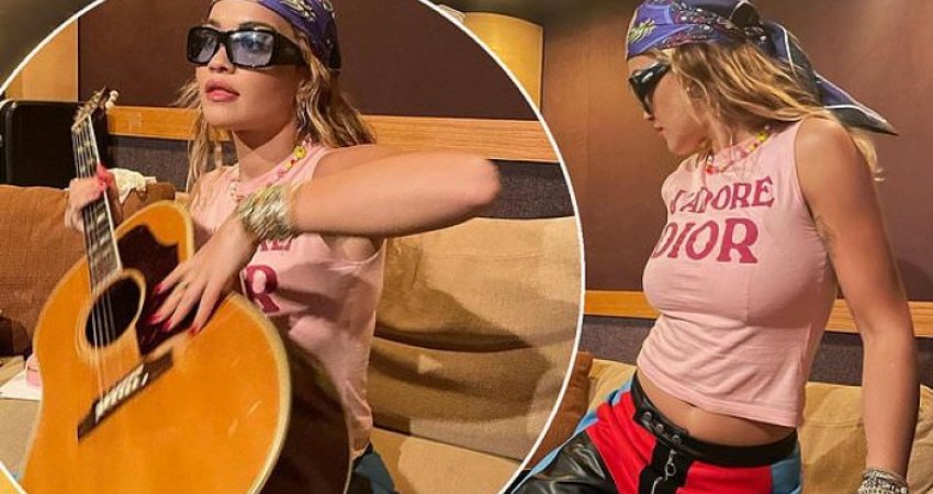 Rita Ora thotë se ka mësuar të luajë në kitarë, bjen në sy një detaj  