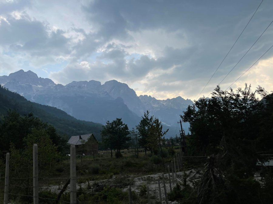 Masat ajrore të paqëndrueshme mbi Ballkan afrojnë reshjet e shiut