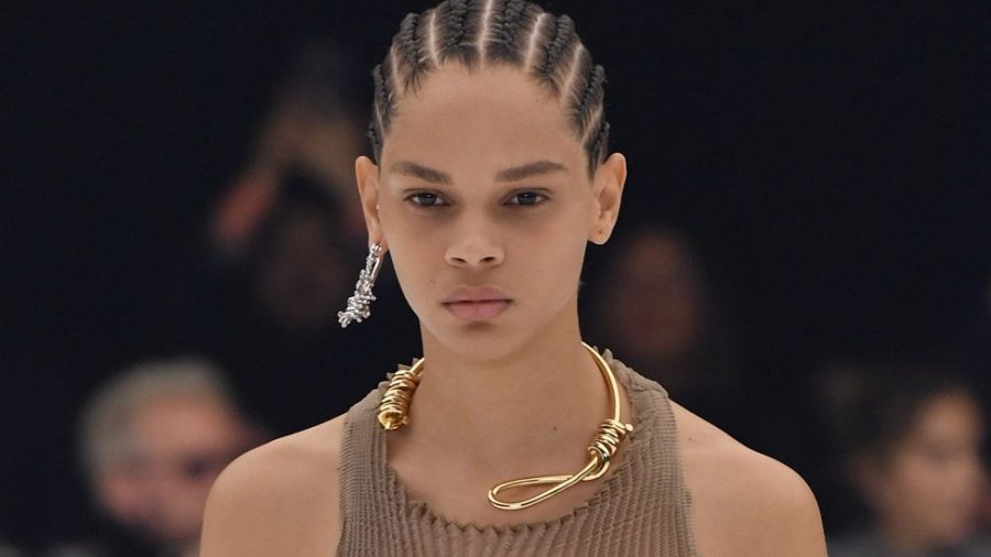 Givenchy kritikohet për gjerdanin me lak në Javën e Modës në Paris