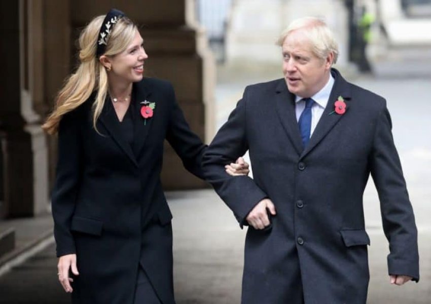 Puthja e ‘nxehtë’ e Boris Johnsonit me bashkëshorten e tij Carrie Symonds bëhet virale