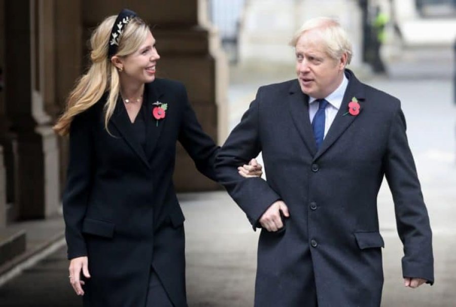 Puthja e ‘nxehtë’ e Boris Johnsonit me bashkëshorten e tij Carrie Symonds bëhet virale