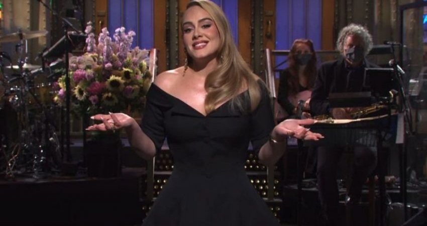 Adele befason fansat duke kënduar një pjesë të shkurtër të këngës së parë nga albumi i katërt