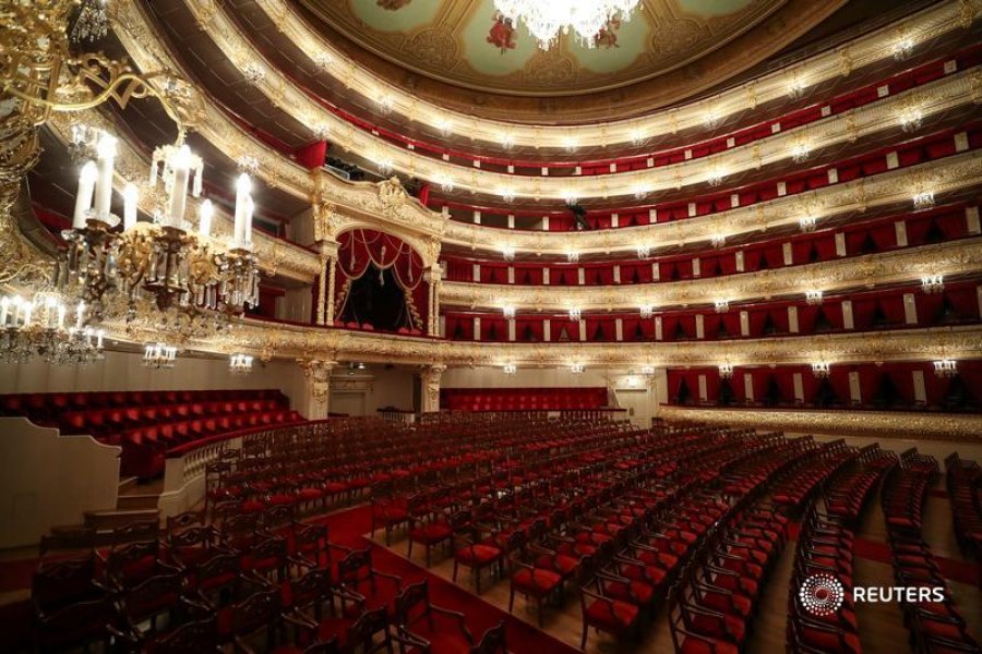 I bie dekori në kokë, humb jetën artisti më skenën e teatrit Bolshoi në Moskë