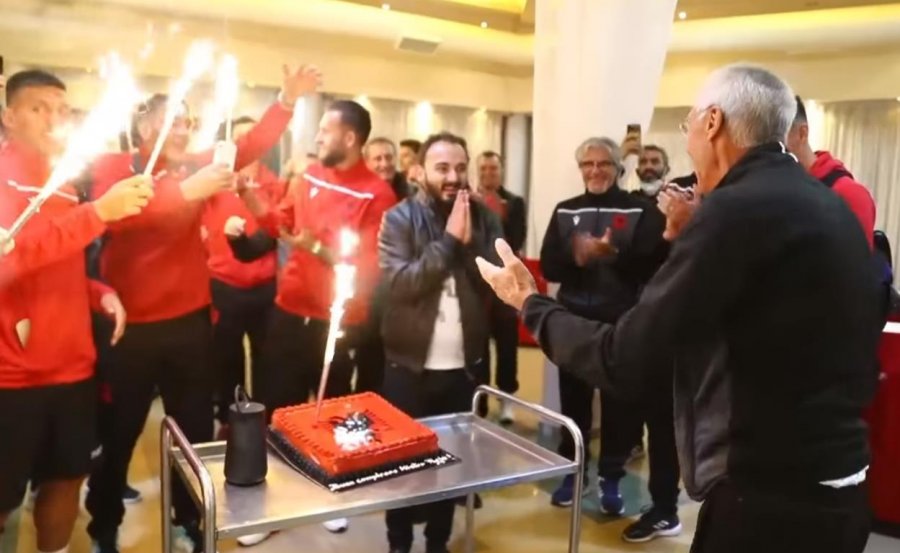 VIDEO/ Fishekzjarre dhe tortë me shqiponjën dykrenare, Kombëtarja i bën surprizë trajnerit Reja për ditëlindjen