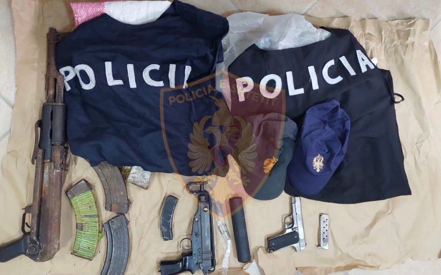 FOTO-EMRI/ Vlonjatit i sekuestrohen veshje policie dhe armë me silenciator