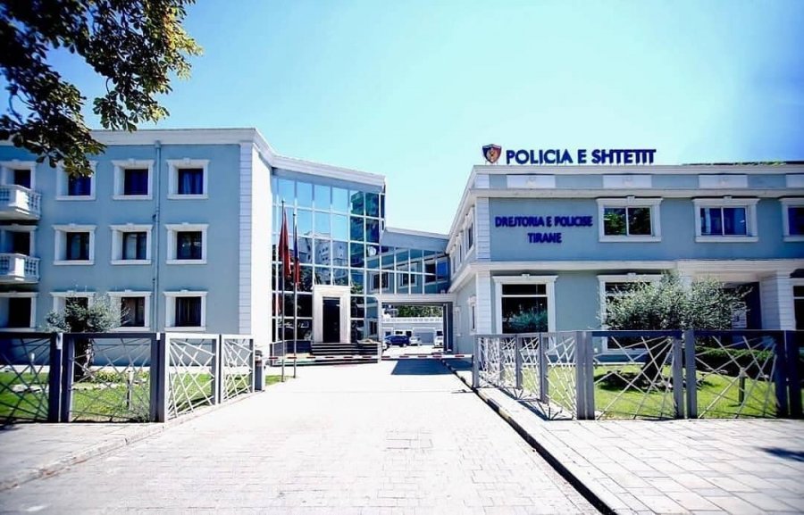 Skema e trafikut të emigrantëve, 19-vjeçarja siguronte klientët për transportuesit, dy arrestime në Tiranë