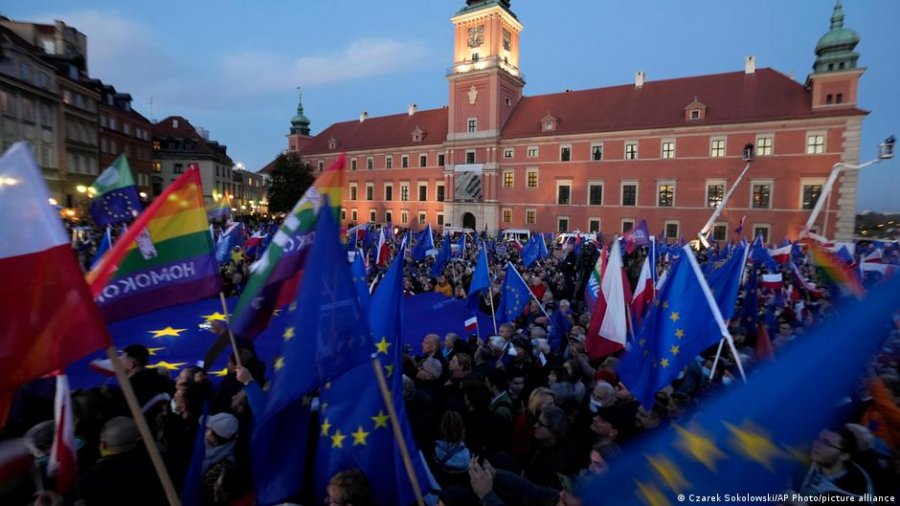 Rreziku për përjashtim nga BE ngre dhjetëra mijë polakë në protestë kundër qeverisë