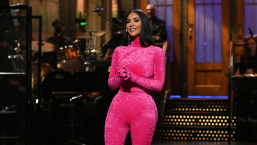 Kim Kardashian shkëlqen me paraqitjen e saj,  rrit shikueshmërinë e ‘Saturday Night’
