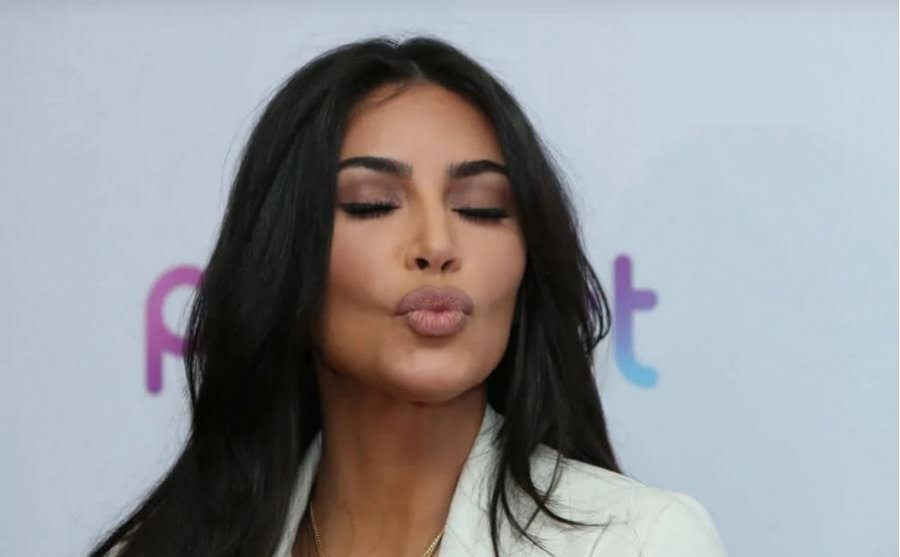 Kim Kardashian u fotografua duke puthur dikë tjetër por nuk është ashtu si mendoni