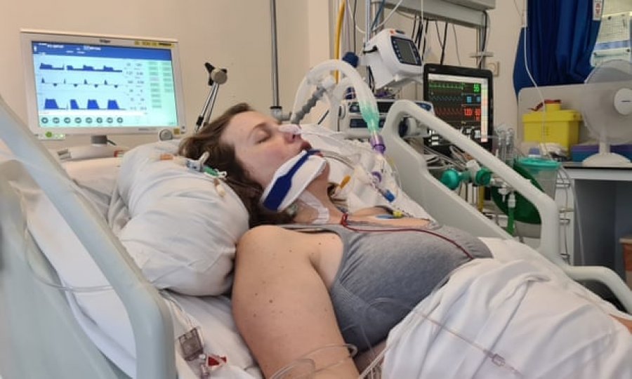 Një në gjashtë britanikë të sëmurë rëndë, shtatzëna të pavaksinuara nga COVID