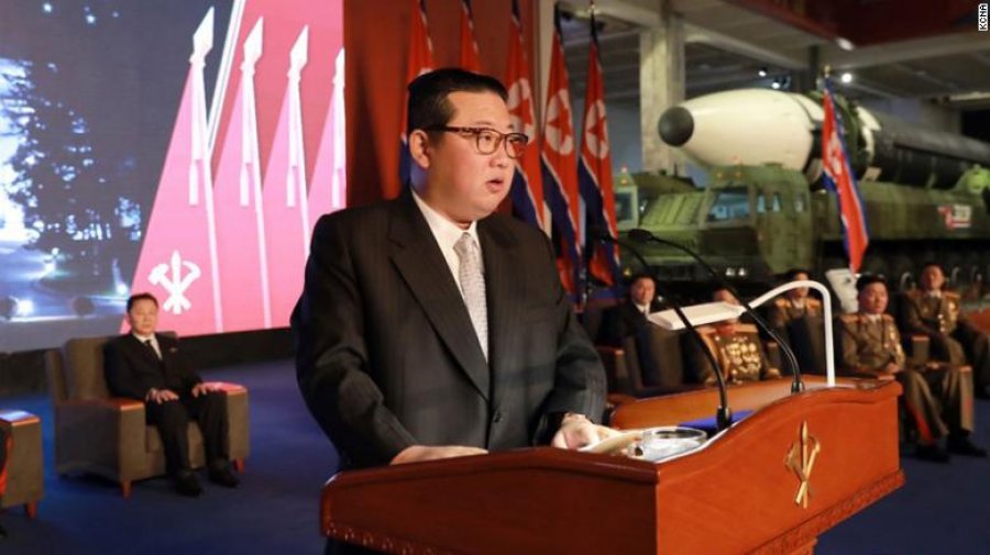  I rrethuar nga raketat, Kim Jong Un fajëson SHBA për paqëndrueshmërinë rajonale