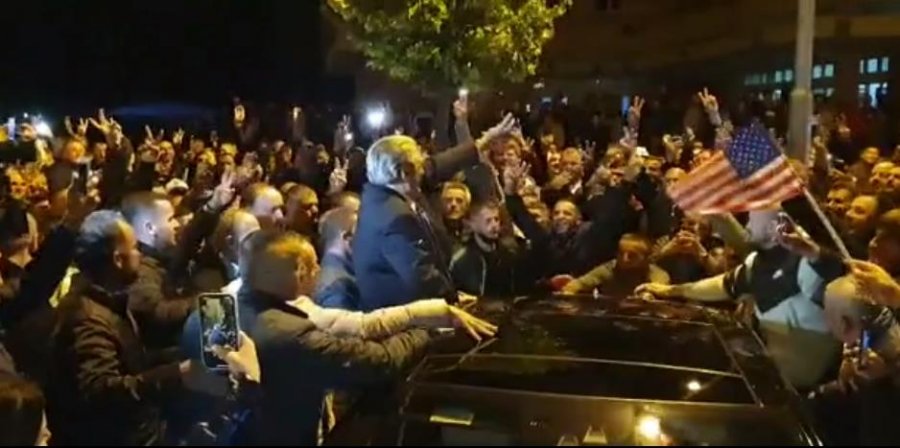 VIDEO/ Turma entuziaste e demokratëve nuk i ndahet Berishës, e shoqërojnë me thirrje deri te makina
