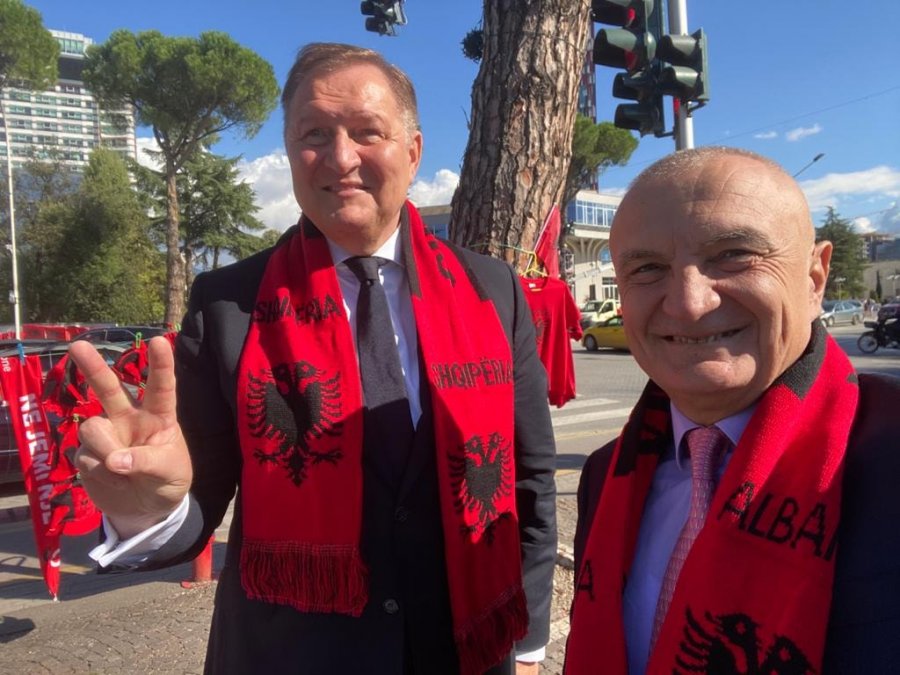 Meta publikon foton para ndeshjes të rëndësishme: Me Konsullin e Nderit të Shqipërisë në Poloni