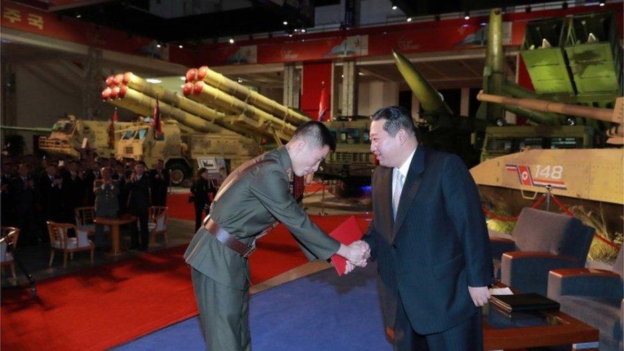 Koreja e Veriut: Kim Jong-un zotohet të ndërtojë një ushtri të pathyeshme