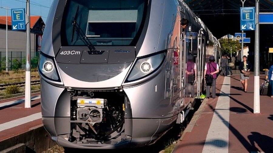 Francë, treni shtyp tre emigrantë të shtrirë në shina