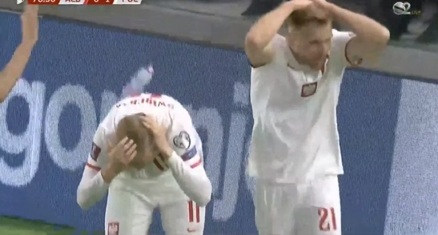 VIDEO/ Momenti i golit të Polonisë dhe hedhjes së sendeve në fushë