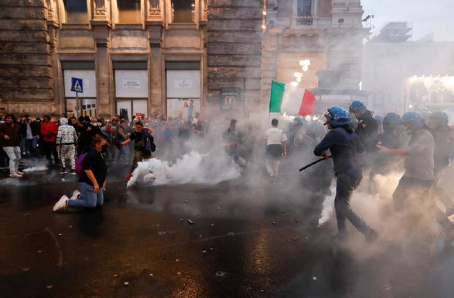 Protestuesit: Shantazh kriminal/ Vijojnë protestat e dhunshme kundër vaksinës në Itali
