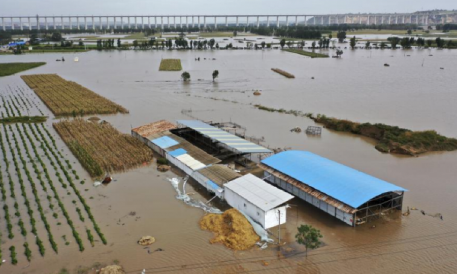 Vërshime e përmbytje autobusi, së paku 28 të vdekur në Kinë