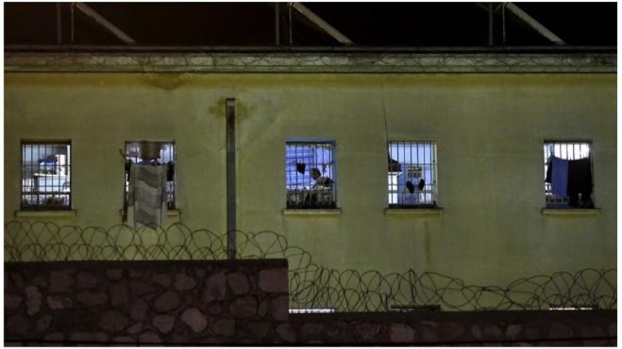Sherr mes të burgosurve në Greqi, shqiptari bën për spital rumunin