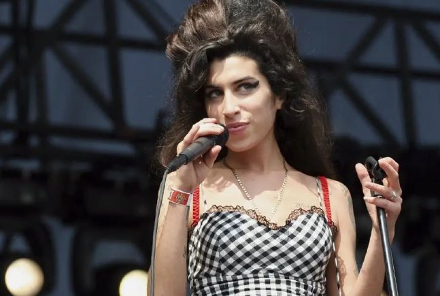 Sendet e Amy Winehouse dalin në ankand me shifra marramendëse