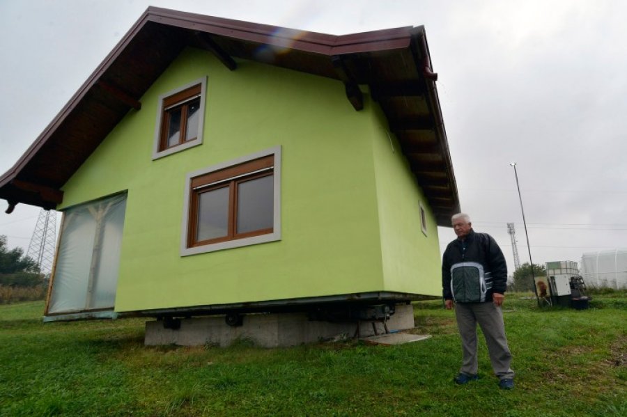 FOTO/ Boshnjaku ndërton një shtëpi rrotulluese, që gruaja e tij të shohë pamje të larmishme