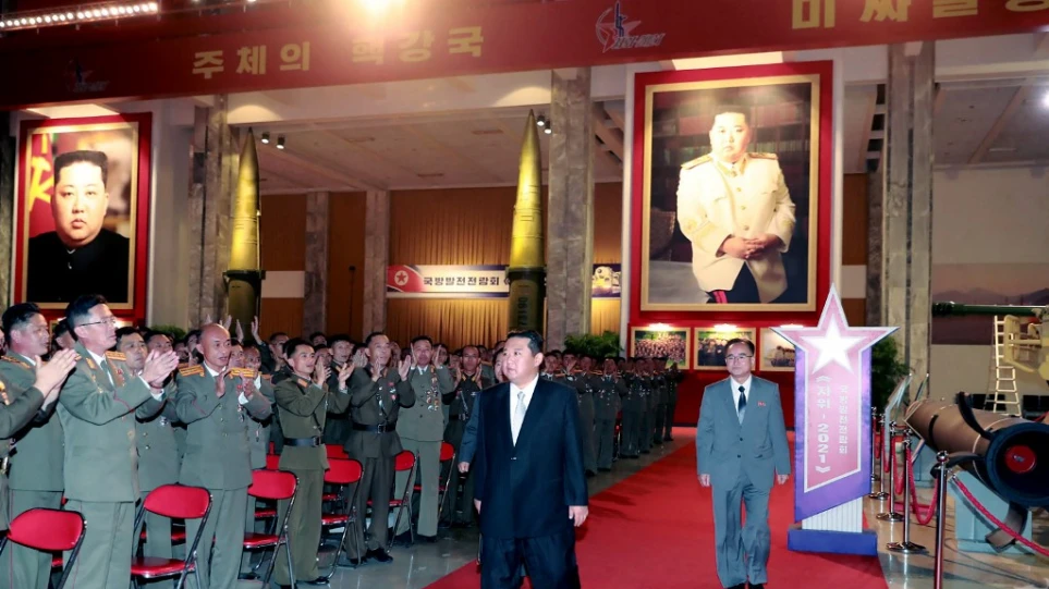 Të frikshme veprimet e tyre/ Ushtarët tregojnë forcën fizike para Kim Jong Un