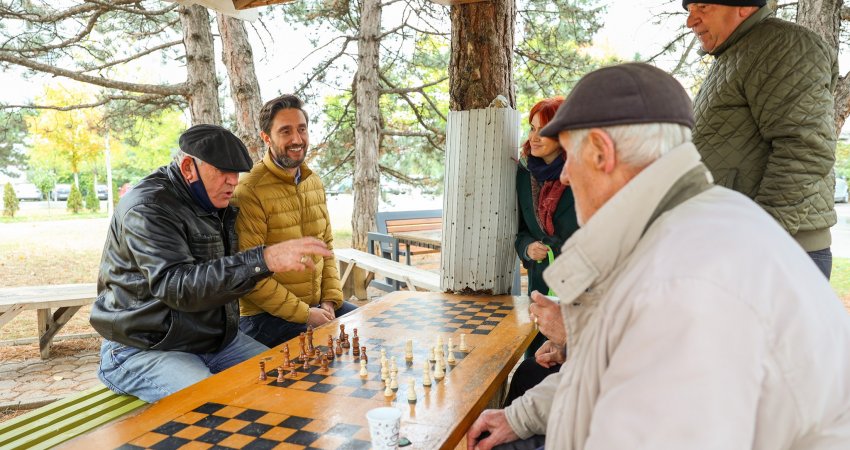 Uran Ismaili rregullon këndin e shahut për të moshuarit e Ulpianes