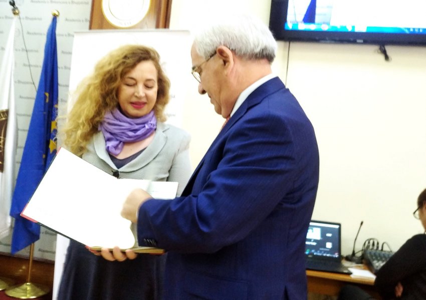 'Fletorka e mesnatës', dorëshkrimi i çmuar i Dritëro Agollit i dhurohet Akademisë së Shkencave nga e bija