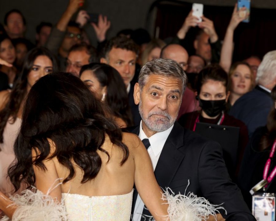 George shikon Amal Clooney gjithë dashuri dhe fotoja po bën xhiron e rrjetit 
