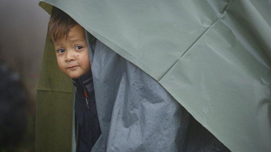 Në kufirin e Bosnjës me Kroacinë, emigrantët shikojnë nga Evropa në prag të dimrit