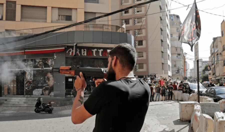 Përleshje masive, 6 të vrarë dhe 16 të plagosur gjatë protestës kundër një gjyqtari në Bejrut