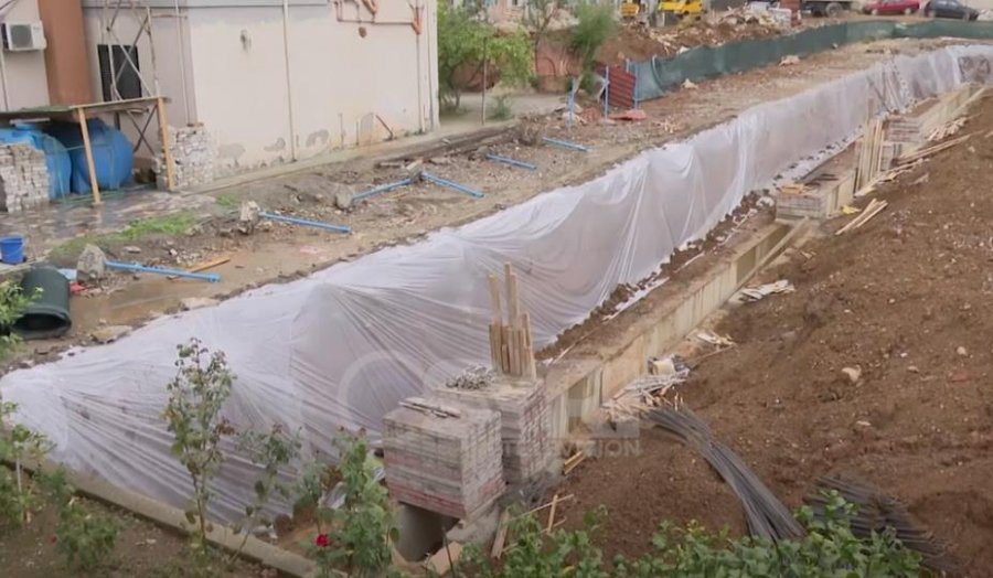 VIDEO/ Ndërtimi i pallatit rrezikon shtëpitë, Banorët: firma nuk respektoi distancën