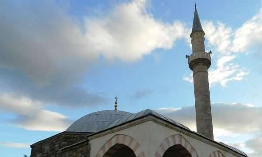Hajdutët grabisin 30 euro në xhami në Podujevë