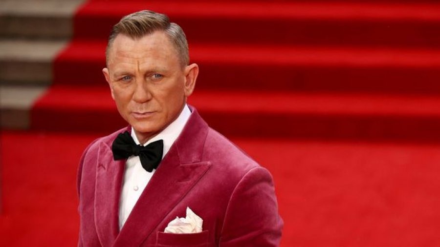 'James Bond' zbulon pse shkonte në bare gay