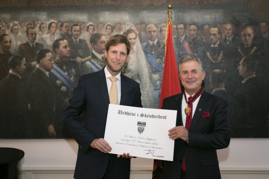 FOTO/ Princ Leka dekoron Ekrem Spahiun, me ‘Urdhërin Mbretëror të Skënderbeut’