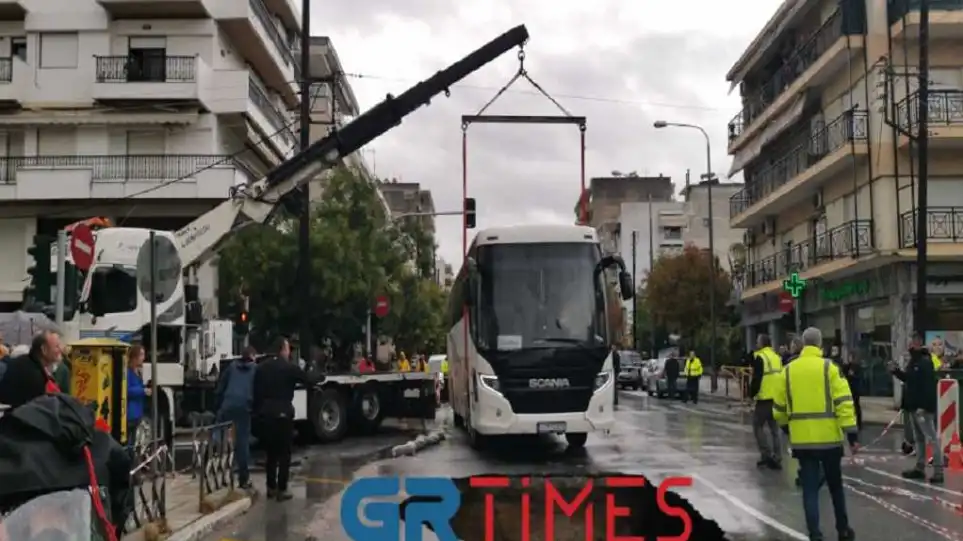 Moti i keq në Greqi/Autobusi ‘gëlltitet’ nga gropa në mes të rrugës