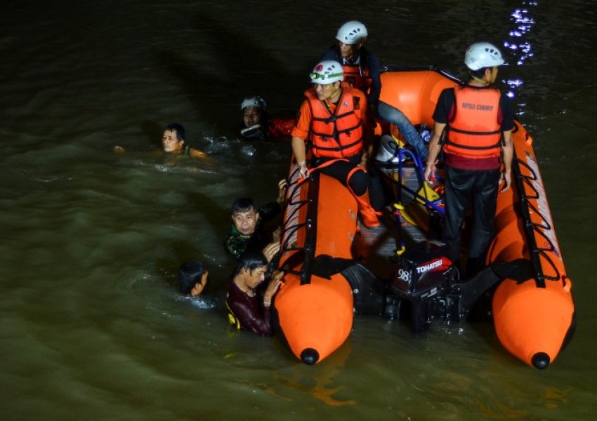 Tragjedi në Indonezi, mbyten në lumë 11 fëmijë gjatë një ekskursioni me shkollën