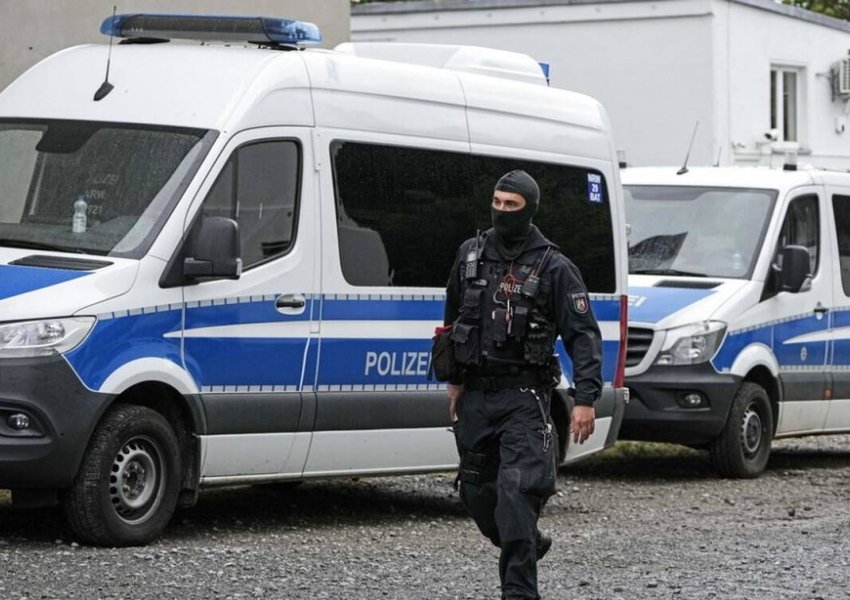 Alarm në Gjermani/ Adoleshenti që mbante një 'armë' në dorë mobilizon Policinë