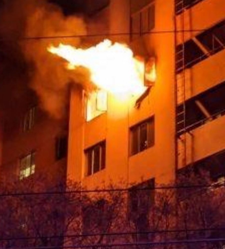 Zjarr në një apartament tek Astiri, nënë e bir hidhen nga ballkoni, 62-vjeçarja humb jetën
