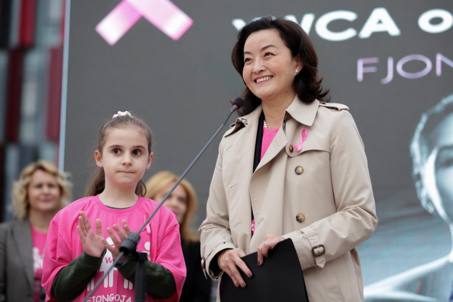 Ambasadorja Kim në fushatën kundër kancerit: Të nxisim mikeshat, mamatë, motrat, vajzat të bëjnë mamografi