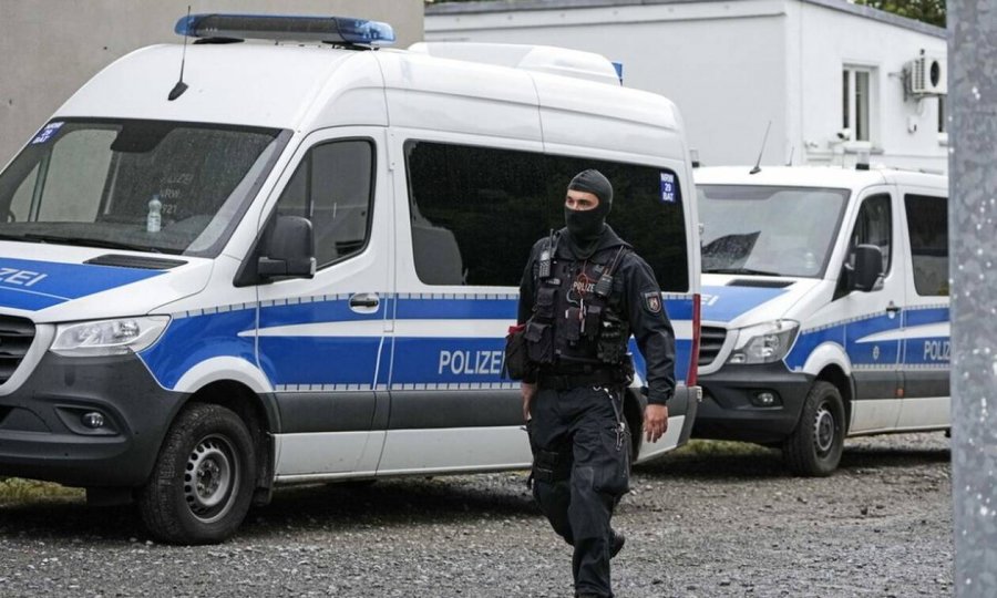 Alarm në Gjermani/ Adoleshenti që mbante një 'armë' në dorë mobilizon Policinë