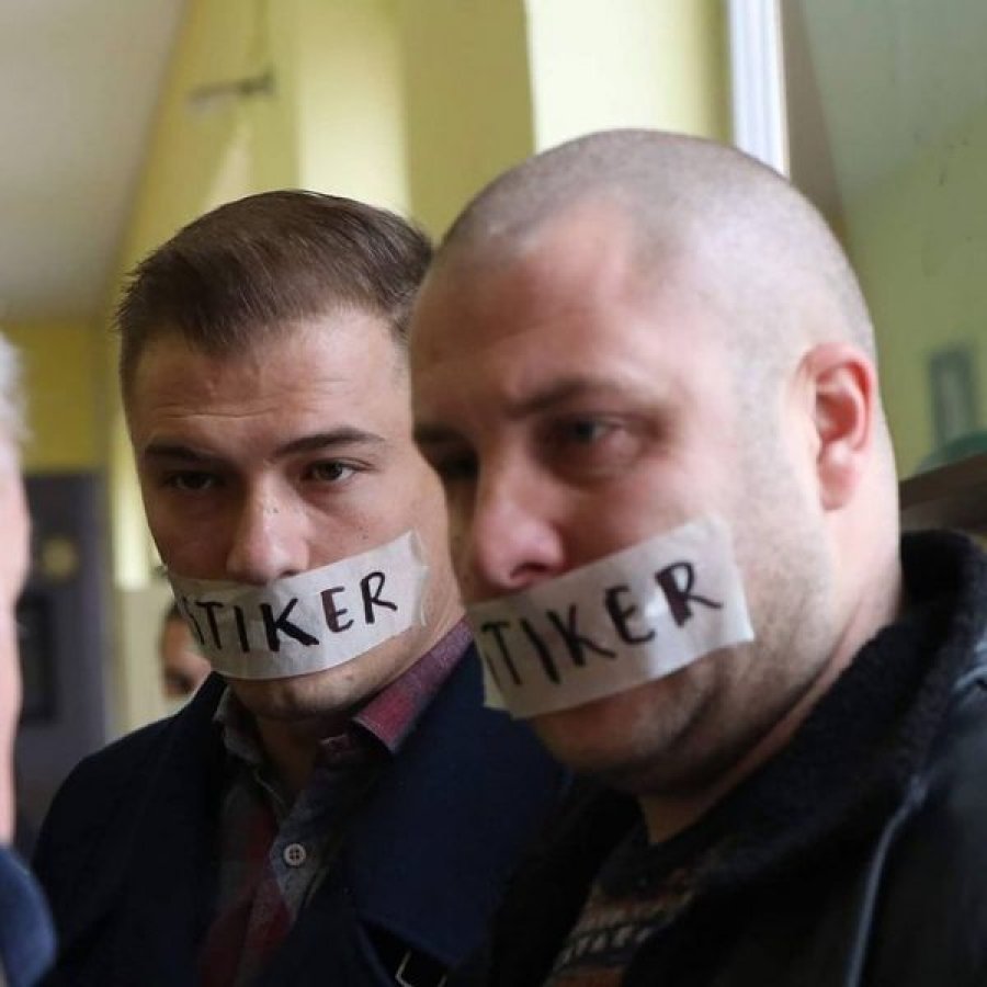 FOTO/ Kandidati serb në Mitrovicën e veriut, me ngjitëse në gojë në qendrën e votimit