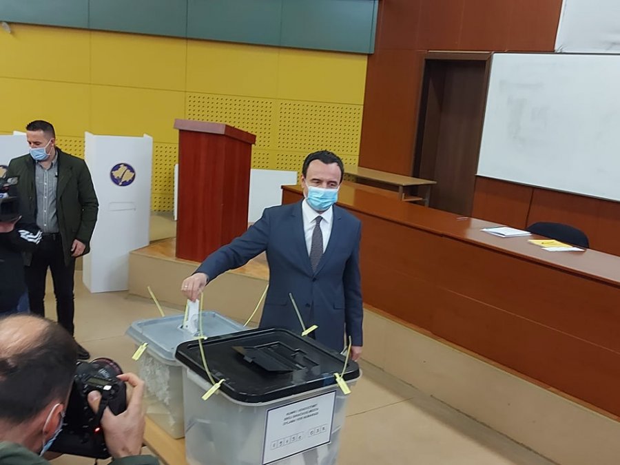 VIDEO/ Kryeministri i Kosovës, Albin Kurti, voton për kreun e ri të Prishtinës