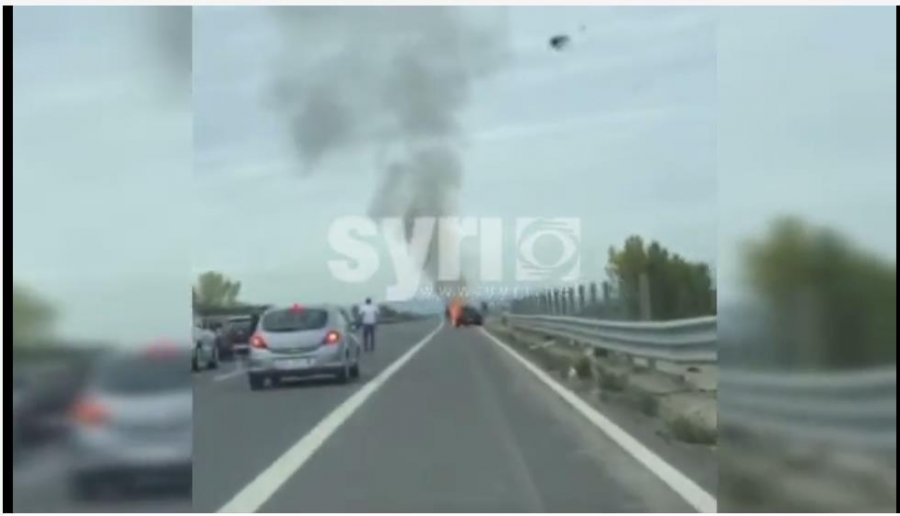 VIDEO/ Makina merr flakë në autostradën Lezhë-Tiranë