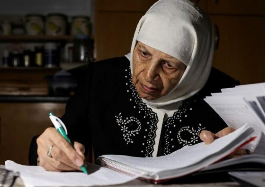 Palestinë/ Gjyshja merr diplomë universitare në moshën 85 vjeçare