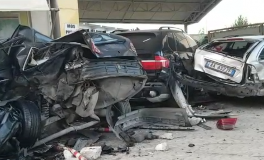 FOTO/ Përplasje e 5-fishtë e makinave në Currila, kaos dhe bllokim trafiku