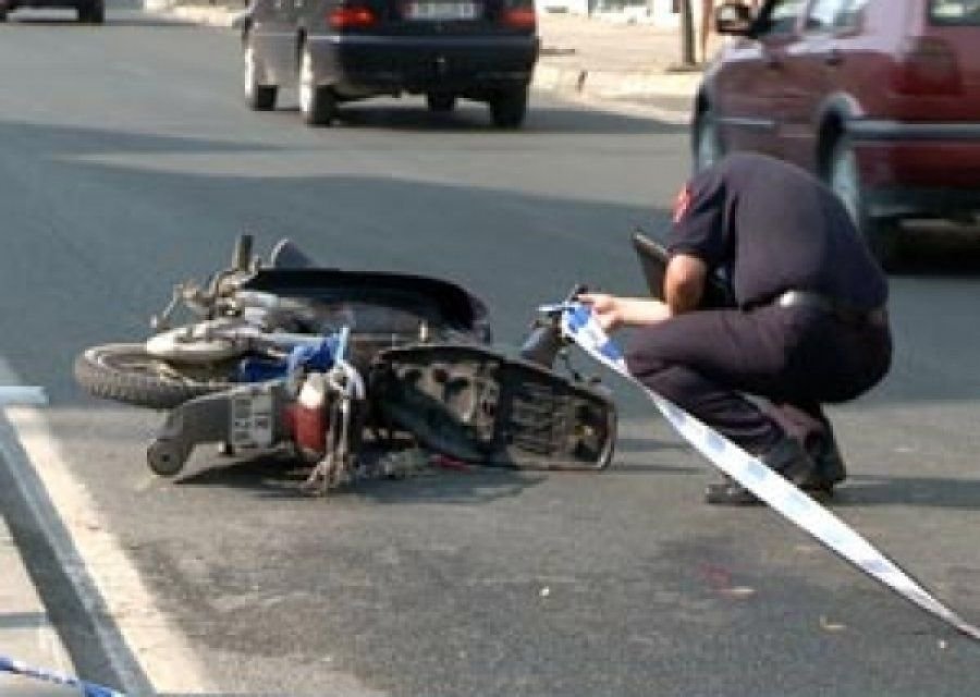 Makina përplas motorrin në Durrës, një person i lënduar